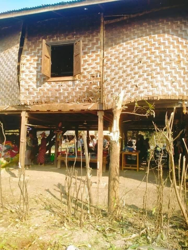 လက်နက်ကြီးကျ၍ လူထိခိုက်သေဆုံးခဲ့သော ဇီးကန်ရွာအား တွေ့ရစဥ်၊ ဓာတ်ပုံ-ရေဦးပကဖ