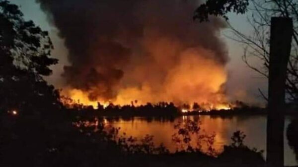 (အင်းကြီးရွာမီး​လောင်ကျွမ်း​နေသည်ကိုမြင်​တွေ့ရပုံ။ ဓါတ်ပုံ-CJ)