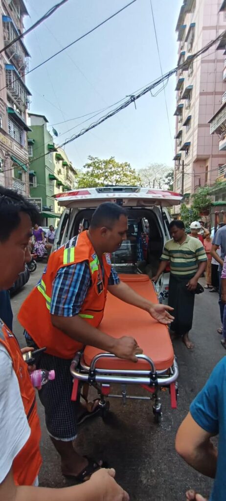 မီးလောင်မှုအား ငြှိမ်းသတ်နေစဉ်နှင့် လူနာများအား ဆေးရုံပို့ဆောင်ရန် ပြင်ဆင်နေစဉ်၊ မင်္ဂလာတောင်ညွှန့်လူငယ်လူမှူကူညီရေးအသင်း