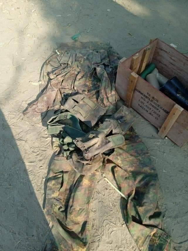အထိနာသွားခဲ့သည့် စစ်ကောင်စီတပ် ကျန်ခဲ့သော ယူနီဖောင်းများနှင့် နေအိမ်အား မီးရှို့ဖျက်ဆီးခံရပြီးနောက် တွေ့ရစဥ်၊ ဓာတ်ပုံ-Madaya GZ၊ Wetlet Information Networks