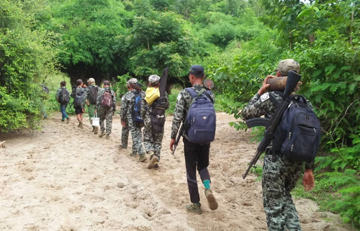 ကျောက်လုံးကြီး KLG တပ်မဟာမှ ရဲဘော်များအား တွေ့ရစဥ်၊ ဓာတ်ပုံ - KLG