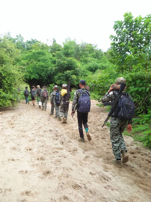 ကျောက်လုံးကြီး KLG တပ်မဟာမှ ရဲဘော်များအား တွေ့ရစဥ်၊ ဓာတ်ပုံ - KLG