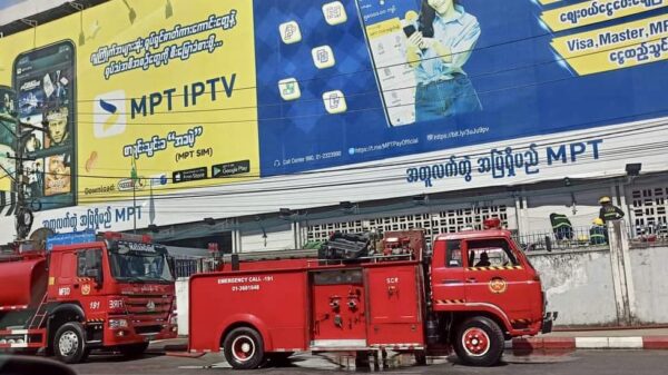 မိးလောင်မှုဖြစ်ခဲ့သည့် MPT Exchange ရုံးအား တွေ့ရစဉ်၊ ဓာတ်ပုံ - CJ