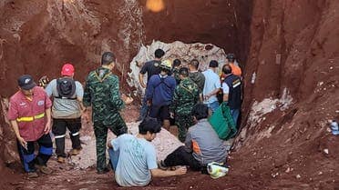 (ကယ်ဆယ်ရေးလုပ်ငန်းများဆောင်ရွက်နေစဥ်နှင့်ကလေးငယ်ကိုတွင်းထဲမှ ထုတ်လာစဥ်။ဓါတ်ပုံ-Fire & Rescue Thailand)