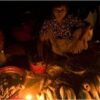 (ရန်ကုန်တွင် မီးပြတ်​နေသဖြင့်ဖ​ယောင်တိုင်ထွန်း၍ ​ဈေး​ရောင်​နေသူတစ်ဦး ။ဓါတ်ပုံ-The New Yourk Times)