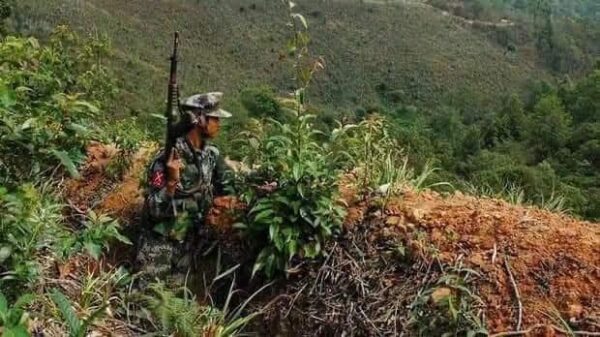 (ကချင်လွတ်လပ်ရေးတပ်မတော်(KIA)မှ တပ်သားတစ်ဦးအား တွေ့ရစဥ်၊ ဓာတ်ပုံ - The Kachin Net)