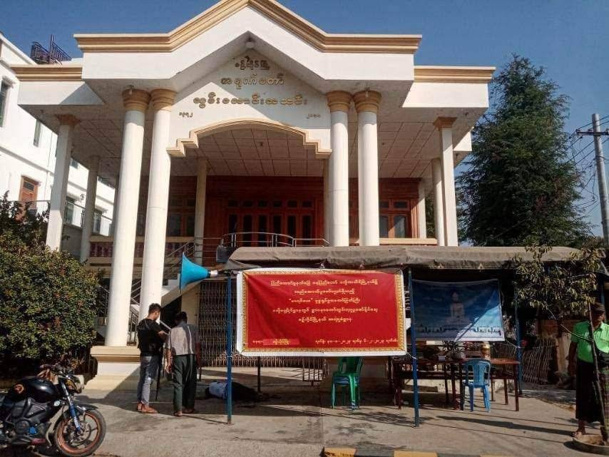 စဉ့်ကိုင်မှာ တိုက်ခိုက်ခံရလို့ ဒုမြို့နယ်အုပ်ချုပ်ရေးမှူးဒဏ်ရာရပြီး ရာအိမ်မှူး သေဆုံး