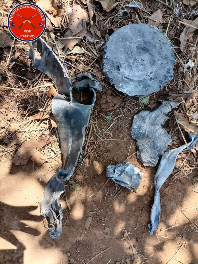 ယမန်နေ့က စစ်ကောင်စီ၏ ဗုံးကြဲတိုက်ခိုက်မှုကြောင့် ပျက်စီးခဲ့သည့် အဆောက်အဦးများအား တွေ့ရစဥ်၊ ဓာတ်ပုံ - ဖယ်ခုံ PDF