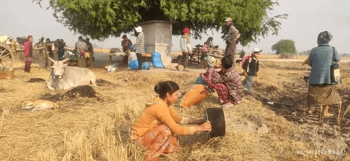 ခင်ဦးမြို့နယ်ရှိ ထွက်ပြေးတိမ်းရှောင်လာသော ပြည်သူများအား တွေ့ရစဥ်၊ ဓာတ်ပုံ- ခင်ဦးမြို့နယ်သတင်းမှန်ပြန်ကြားရေး