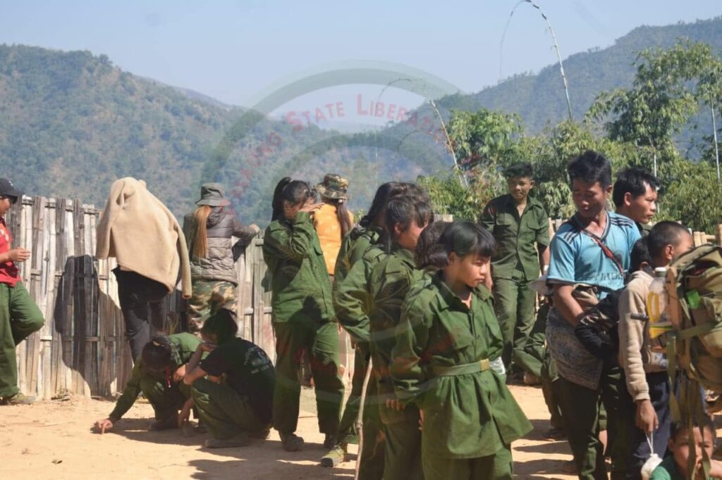 ပြည်သူ့စစ်က စစ်မှုထမ်းရန်အဓမ္မခေါ်ယူထားသည့် တအာင်းလူမျိုး ၁၂၀ကျော်ကို ကယ်ထုတ်နိုင်ခဲ့ပြီးနောက် တွေ့ရစဉ်၊ ဓာတ်ပုံ - TNLA