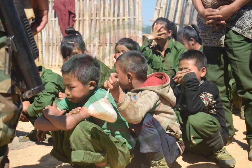 ပြည်သူ့စစ်က စစ်မှုထမ်းရန်အဓမ္မခေါ်ယူထားသည့် တအာင်းလူမျိုး ၁၂၀ကျော်ကို ကယ်ထုတ်နိုင်ခဲ့ပြီးနောက် တွေ့ရစဉ်၊ ဓာတ်ပုံ - TNLA