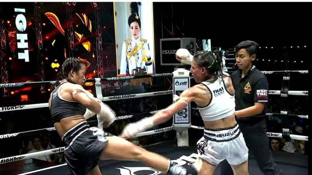 (ဘ​ရော်နီကာနှင့်ဘရာဇီးလက်​ဝှေ့မယ်ယှဥ်ပြိုင်စဥ်နှင့်ဒိုင်ဆုံးဖြတ်ချက် ​ကြေညာမှု​စောင့်​နေစဥ် ။ဓါတ်ပုံ-Lethwei Channel)