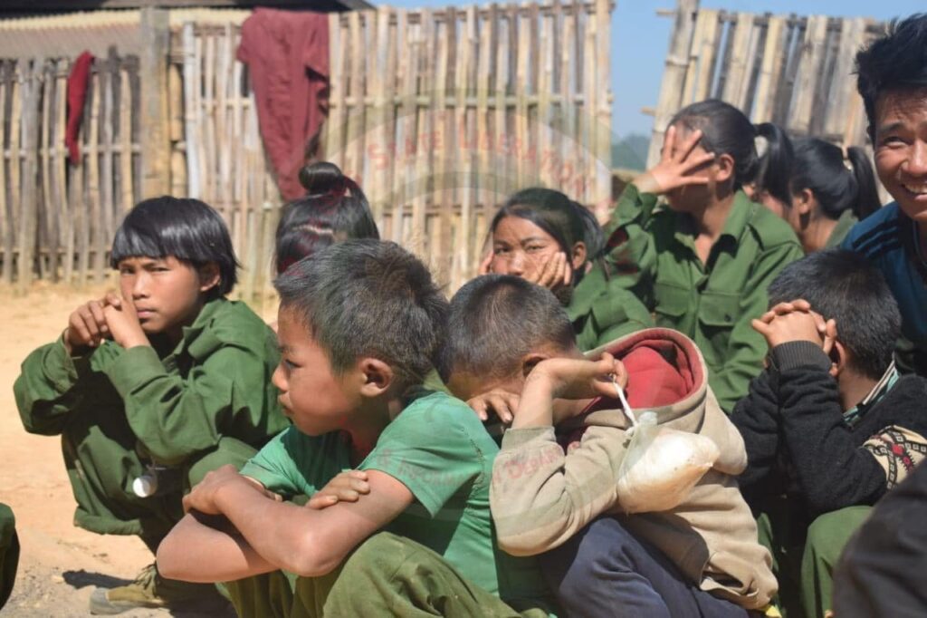 ပြည်သူ့စစ်က စစ်မှုထမ်းရန်အဓမ္မခေါ်ယူထားသည့် တအာင်းလူမျိုး ၁၂၀ကျော်ကို ကယ်ထုတ်နိုင်ခဲ့ပြီးနောက် တွေ့ရစဉ်၊ ဓာတ်ပုံ - TNLA