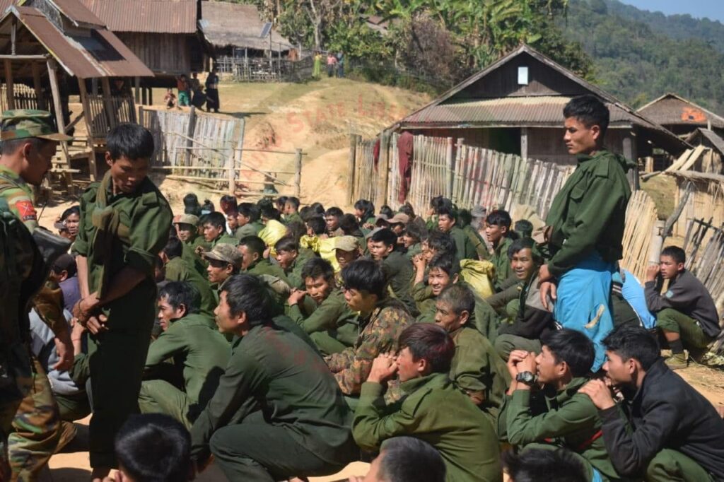 ပြည်သူ့စစ်က စစ်မှုထမ်းရန်အဓမ္မခေါ်ယူထားသည့် တအာင်းလူမျိုး ၁၂၀ကျော်ကို ကယ်ထုတ်နိုင်ခဲ့ပြီးနောက် တွေ့ရစဉ်၊ ဓာတ်ပုံ - TNLA