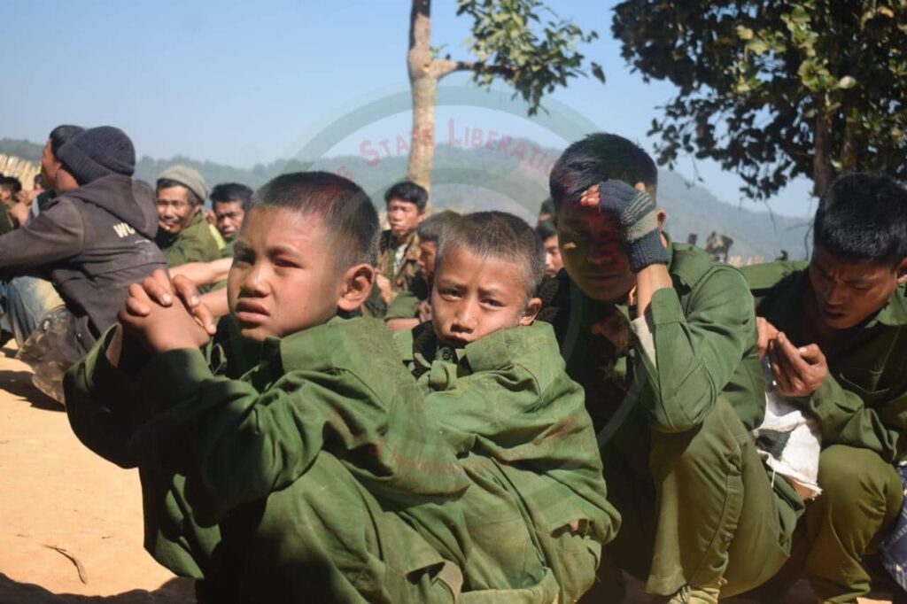 ပြည်သူ့စစ်က စစ်မှုထမ်းရန်အဓမ္မခေါ်ယူထားသည့် တအာင်းလူမျိုး ၁၂၀ကျော်ကို ကယ်ထုတ်နိုင်ခဲ့ပြီးနောက် တွေ့ရစဉ်၊ ဓာတ်ပုံ - TNLA