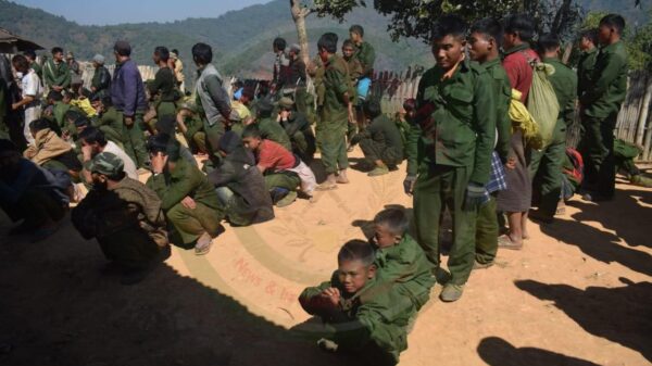 ပြည်သူ့စစ်က စစ်မှုထမ်းရန်အဓမ္မခေါ်ယူထားသည့် တအာင်းလူမျိုး ၁၂၀ကျော်ကို ကယ်ထုတ်နိုင်ခဲ့ပြီးနောက် တွေ့ရစဉ်၊ ဓာတ်ပုံ - TNLA