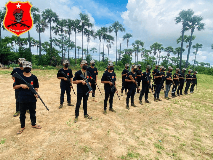 Danger Force LPDFမှ ရဲဘော်များအား တွေ့ရစဥ်၊ ဓာတ်ပုံ - Danger Force LPDF