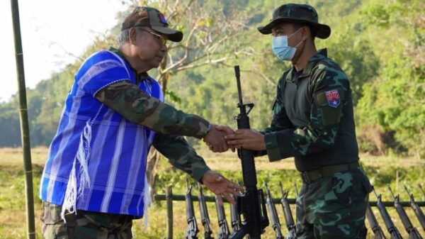 (NUG ပြည်​ထောင်စုဝန်ကြီးချုပ်က စစ်သင်တန်းဆင်းပွဲတစ်ခုတွင် PDFများကိုလက်နက်များလွှဲ​ပြောင်း​ပေးအပ်စဥ်။ ဓါတ်ပုံ-NUG)