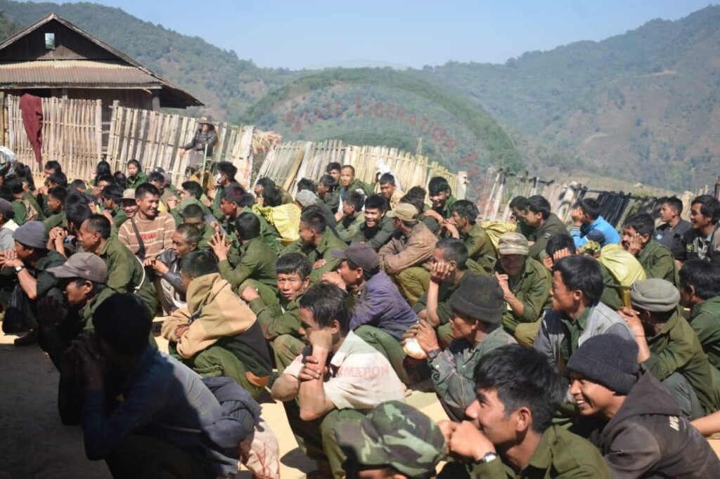 ပြည်သူ့စစ်က စစ်မှုထမ်းရန်အဓမ္မခေါ်ယူထားသည့် တအာင်းလူမျိုး ၁၂၀ကျော်ကို ကယ်ထုတ်နိုင်ခဲ့ပြီးနောက် တွေ့ရစဉ်၊ ဓာတ်ပုံ - TNLA
