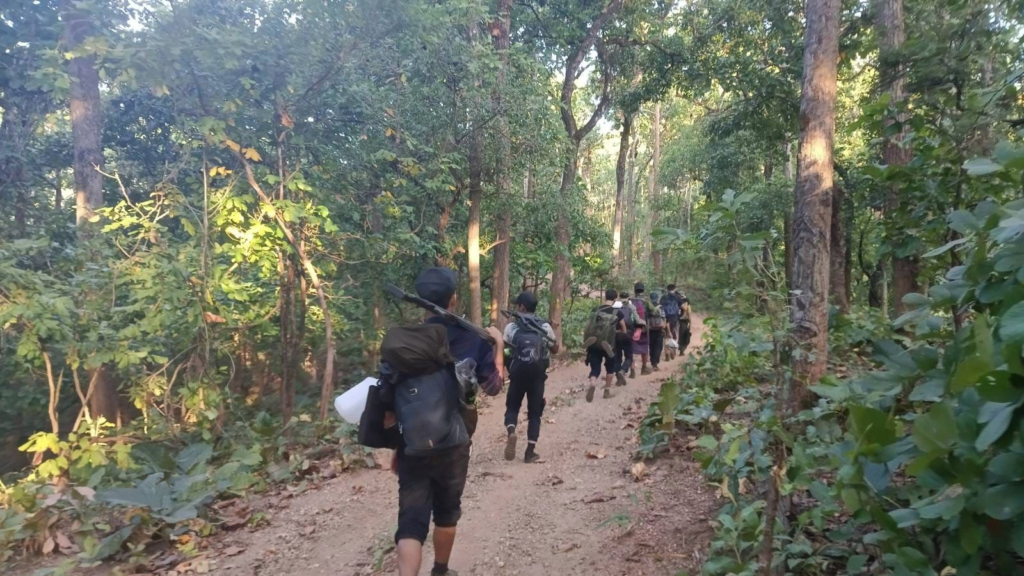 သရက်ခရိုင် တပ်ရင်း-၄ (EAGLE FORCE)မှ ရဲဘော်များအား တွေ့ရစဥ်၊ ဓာတ်ပုံ - EAGLE FORCE