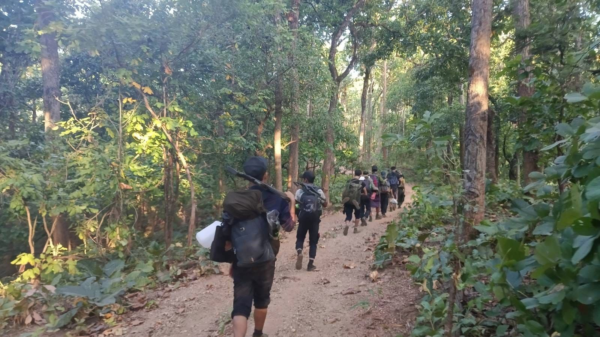 သရက်ခရိုင် တပ်ရင်း-၄ (EAGLE FORCE)မှ ရဲဘော်များအား တွေ့ရစဥ်၊ ဓာတ်ပုံ - EAGLE FORCE