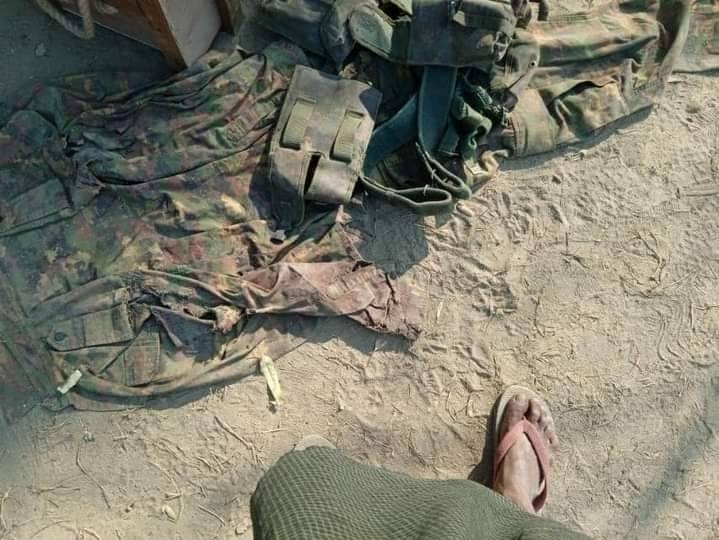 အထိနာသွားခဲ့သည့် စစ်ကောင်စီတပ် ကျန်ခဲ့သော ယူနီဖောင်းများနှင့် နေအိမ်အား မီးရှို့ဖျက်ဆီးခံရပြီးနောက် တွေ့ရစဥ်၊ ဓာတ်ပုံ-Madaya GZ၊ Wetlet Information Networks