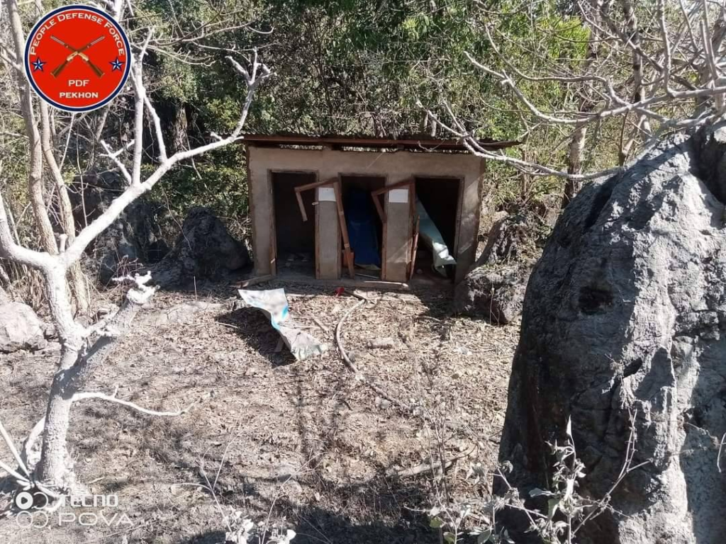 ယမန်နေ့က စစ်ကောင်စီ၏ ဗုံးကြဲတိုက်ခိုက်မှုကြောင့် ပျက်စီးခဲ့သည့် အဆောက်အဦးများအား တွေ့ရစဥ်၊ ဓာတ်ပုံ - ဖယ်ခုံ PDF
