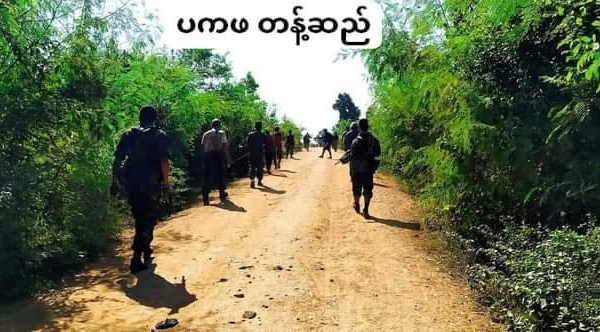 တန့်ဆည်ပကဖအဖွဲ့ဝင်များနှင့် ပျူစခန်းအား တိုက်ခိုက်ရာတွင် အသုံးပြုခဲ့သော လက်နက်ကြီးများအား တွေ့ရစဥ်၊ ဓာတ်ပုံ - တန့်ဆည်(ပကဖ)