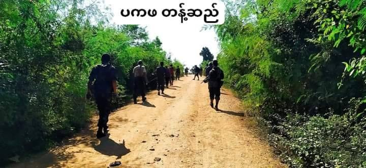 တန့်ဆည်ပကဖအဖွဲ့ဝင်များနှင့် ပျူစခန်းအား တိုက်ခိုက်ရာတွင် အသုံးပြုခဲ့သော လက်နက်ကြီးများအား တွေ့ရစဥ်၊ ဓာတ်ပုံ - တန့်ဆည်(ပကဖ)