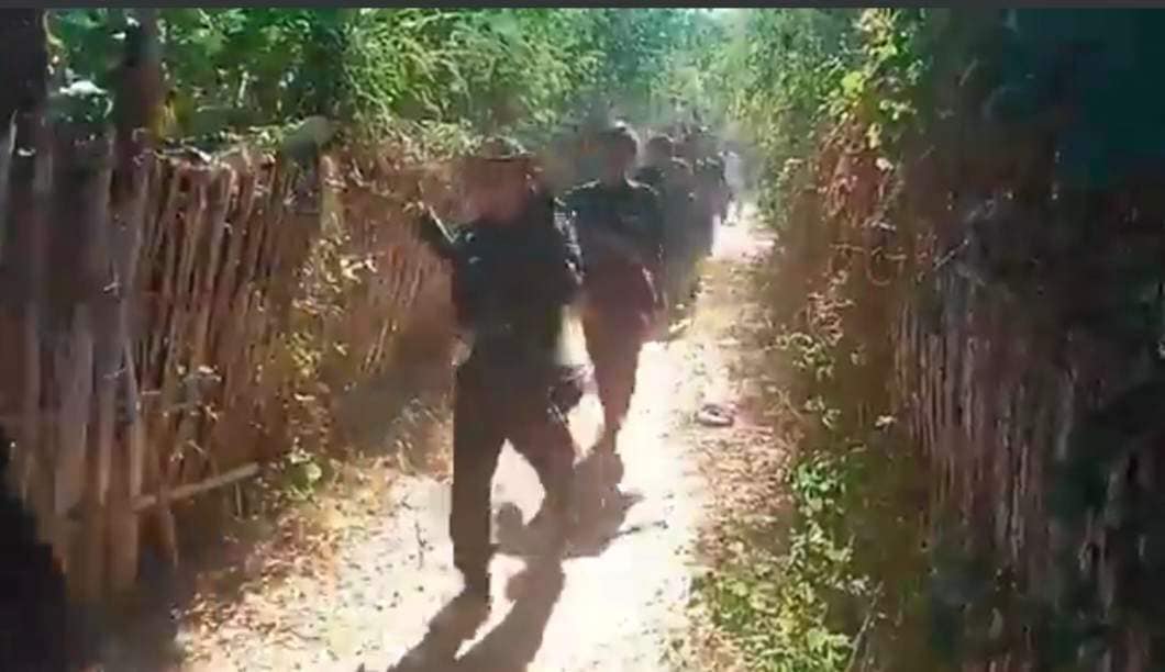 ရေစကြိုမြို့နယ်တွင် တိုက်ပွဲဝင်နေသည့် Myingyan Black Tiger တပ်ဖွဲ့မှ တော်လှန်ရေးရဲဘော်များအား တွေ့ရစဉ်