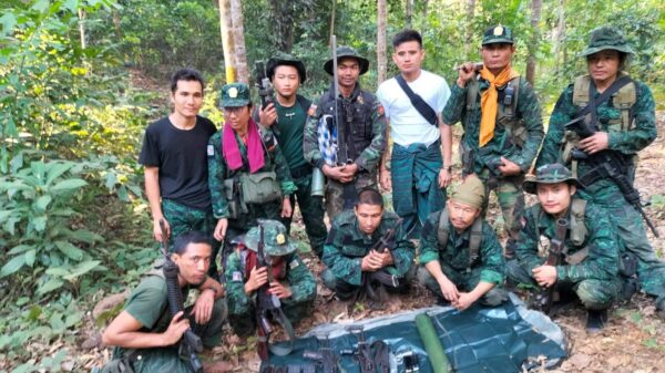 ကျားဖြူစစ်ကြောင်းမှ ရဲဘော်များနှင့် သိမ်းဆည်းရမိသောလက်နက်များအား တွေ့ရစဉ်