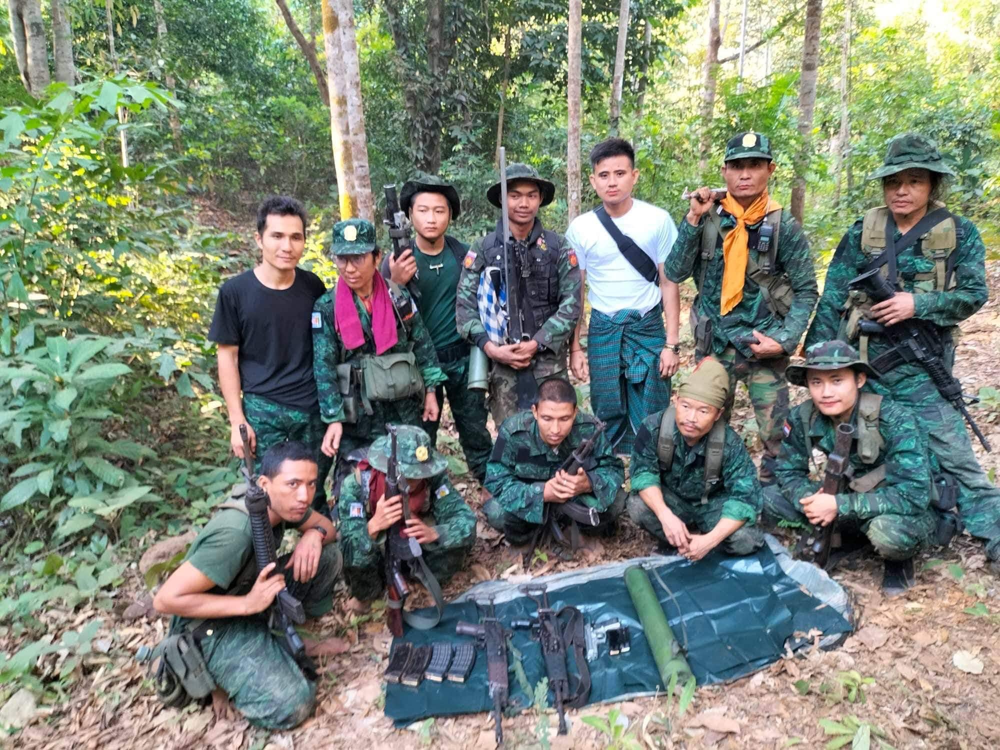 ကျားဖြူစစ်ကြောင်းမှ ရဲဘော်များနှင့် သိမ်းဆည်းရမိသောလက်နက်များအား တွေ့ရစဉ်