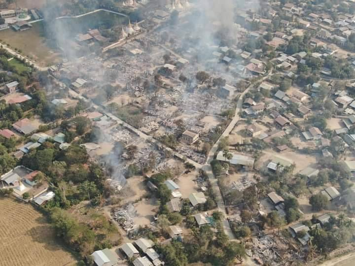 ကျားရွာအား စစ်ကောင်စီတပ်က မီးရှို့ဖျက်ဆီးခဲ့စဥ်၊ ဓာတ်ပုံ-Cj