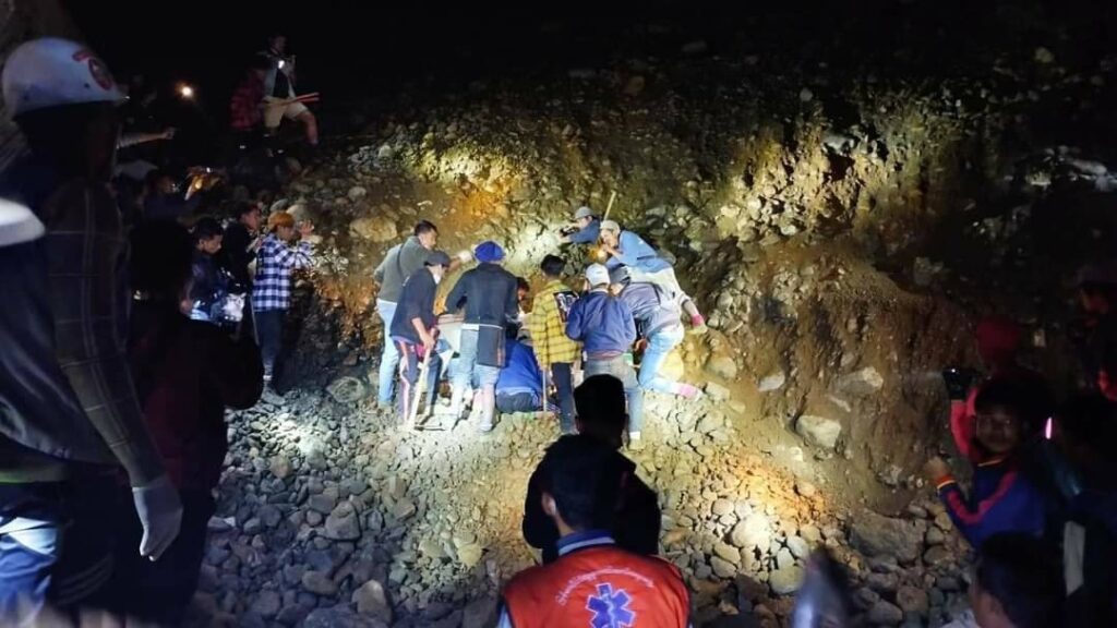 (မြေစာပုံပြိုကျ၍ ပျောက်ဆုံးနေသူများကိုရှာဖွေကယ်ဆယ်ရေးပြုနေကြစဥ်။ ။ဓါတ်ပုံ-CJ)