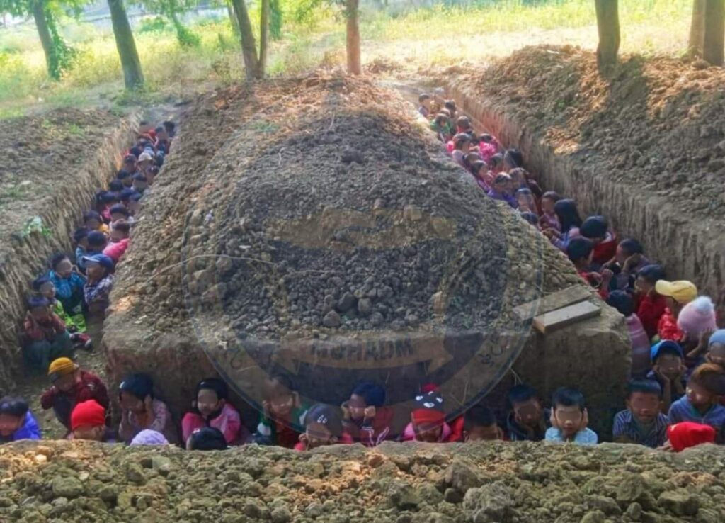 (လွတ်မြောက်နယ်မြေရှိ စာသင်ကျောင်းများတွင် ဗုံးခိုကျင်းများတူး၍ ကြိုတင်ပြင်ဆင်နေကြရသည်။ဓါတ်ပုံ-NUG)