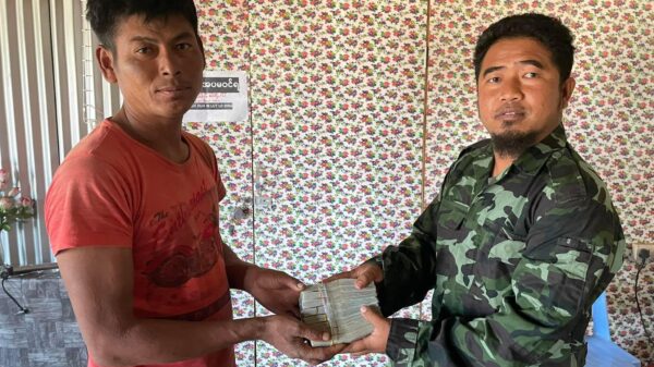 အလင်းဝင်လာသည့်တပ်သားအား တွေ့ရစဥ်၊ ဓာတ်ပုံ - CNO