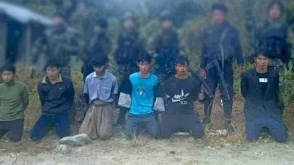 တိုက်ပွဲများအတွင်း ချင်းပူးပေါင်းတပ်မှ ဖမ်းဆီးရမိသော စစ်ကောင်စီတပ်သားများနှင့် လက်နက်ခဲယမ်းများအား တွေ့ရစဉ်၊ ဓာတ်ပုံ - The Chin Journal