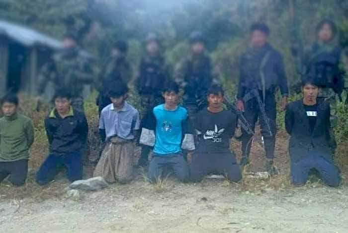 တိုက်ပွဲများအတွင်း ချင်းပူးပေါင်းတပ်မှ ဖမ်းဆီးရမိသော စစ်ကောင်စီတပ်သားများနှင့် လက်နက်ခဲယမ်းများအား တွေ့ရစဉ်၊ ဓာတ်ပုံ - The Chin Journal