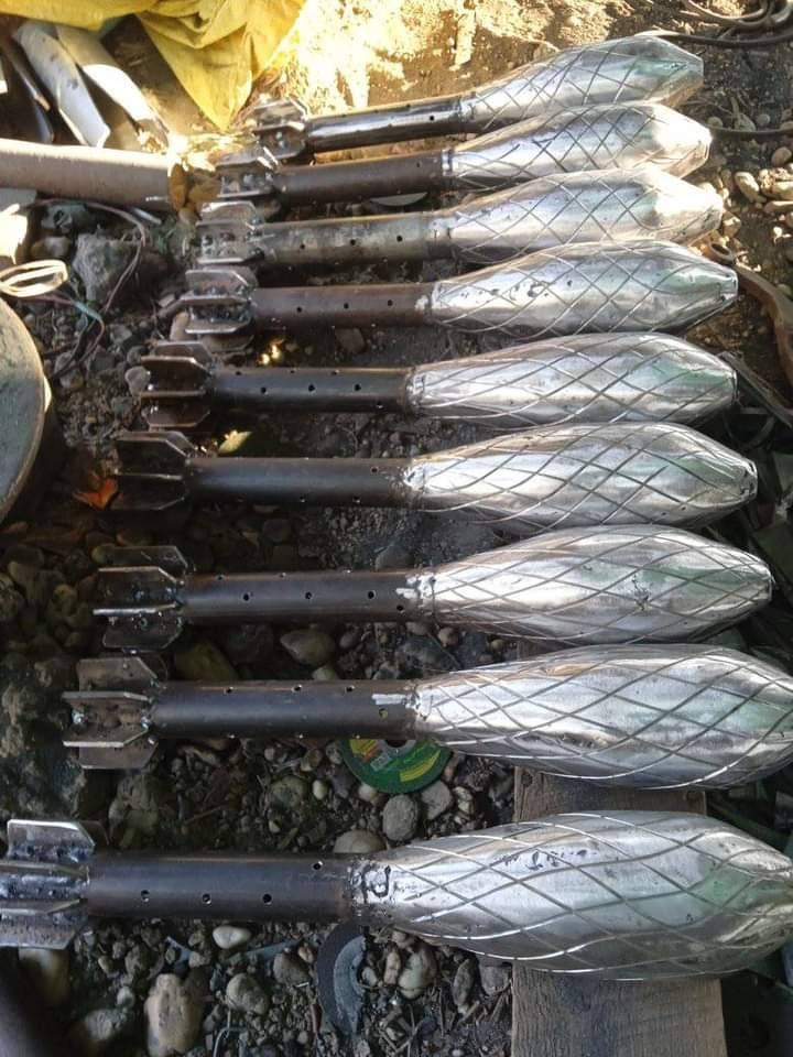 တန့်ဆည်ပကဖအဖွဲ့ဝင်များနှင့် ပျူစခန်းအား တိုက်ခိုက်ရာတွင် အသုံးပြုခဲ့သော လက်နက်ကြီးများအား တွေ့ရစဥ်၊ ဓာတ်ပုံ - တန့်ဆည်(ပကဖ)