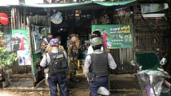 လှိုင်မြို့နယ်ထဲ စစ်ကောင်စီတပ်ဖွဲ့ဝင်တွေကိုတွေ့ရစဉ်(ပုံဟောင်း)