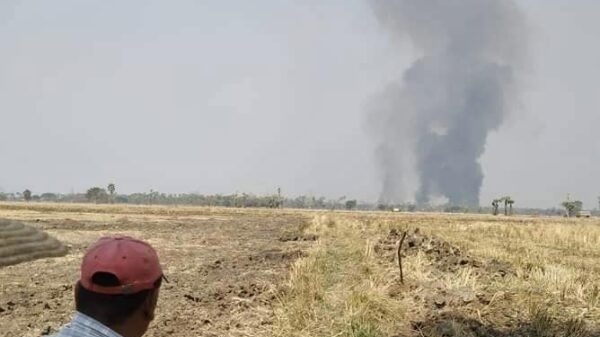 စစ်ကောင်စီတပ်က ကျောက်မြင့်၊ တင့်တယ်(ဒင်းဒဲ)ရွာကို မီးရှို့ဖျက်ဆီးနေသည်ကို ဒေသခံတစ်ဦးက အဝေးမှငေးကြည့်နေစဉ်၊ ဓာတ်ပုံ-Cj