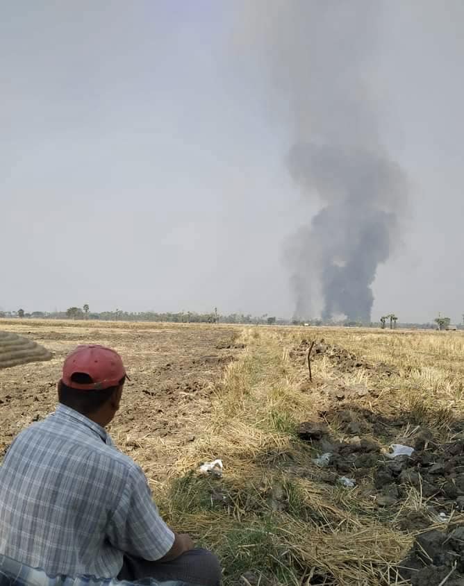 စစ်ကောင်စီတပ်က ကျောက်မြင့်၊ တင့်တယ်(ဒင်းဒဲ)ရွာကို မီးရှို့ဖျက်ဆီးနေသည်ကို ဒေသခံတစ်ဦးက အဝေးမှငေးကြည့်နေစဉ်၊ ဓာတ်ပုံ-Cj