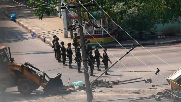 ရန်ကုန်မြို့ စမ်းချောင်းမြို့နယ်တွင် ၂၀၂၂ ဖေဖော်ဝါရီအတွင်းက စစ်အာဏာရှင်ဆန့်ကျင်ရေး ဆန္ဒပြပြည်သူများအား ပစ်ခတ်ဖြိုခွင်းရန် ပြင်ဆင်နေသော စစ်ကောင်စီတပ်သားများအား တွေ့ရစဉ်၊ ဓာတ်ပုံ - PS