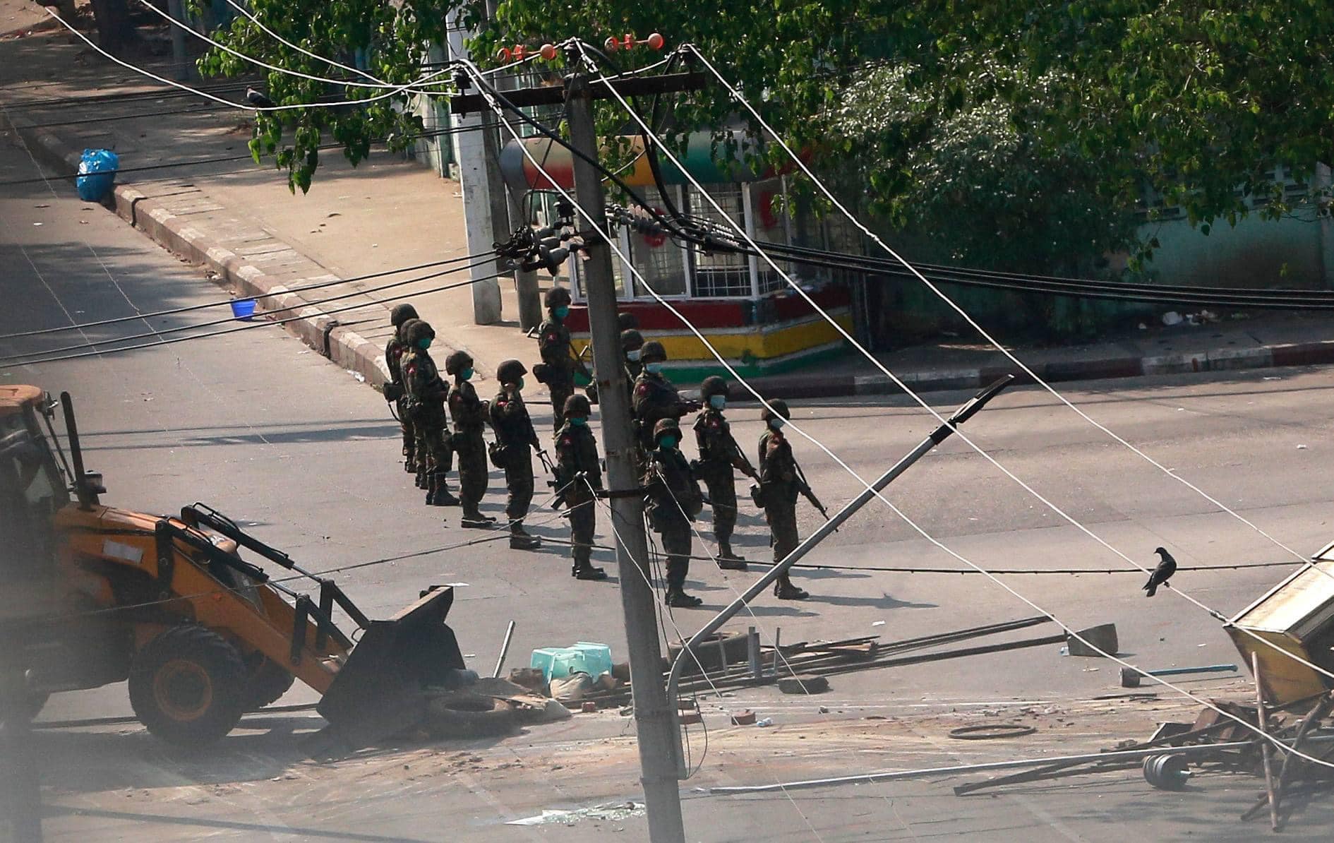ရန်ကုန်မြို့ စမ်းချောင်းမြို့နယ်တွင် ၂၀၂၂ ဖေဖော်ဝါရီအတွင်းက စစ်အာဏာရှင်ဆန့်ကျင်ရေး ဆန္ဒပြပြည်သူများအား ပစ်ခတ်ဖြိုခွင်းရန် ပြင်ဆင်နေသော စစ်ကောင်စီတပ်သားများအား တွေ့ရစဉ်၊ ဓာတ်ပုံ - PS