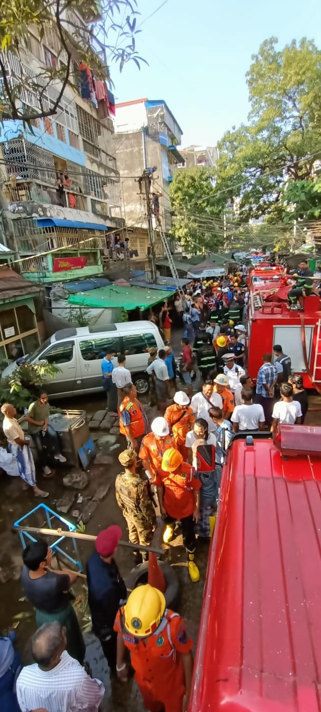 မီးလောင်မှုအား ငြှိမ်းသတ်နေစဉ်နှင့် လူနာများအား ဆေးရုံပို့ဆောင်ရန် ပြင်ဆင်နေစဉ်၊ မင်္ဂလာတောင်ညွှန့်လူငယ်လူမှူကူညီရေးအသင်း