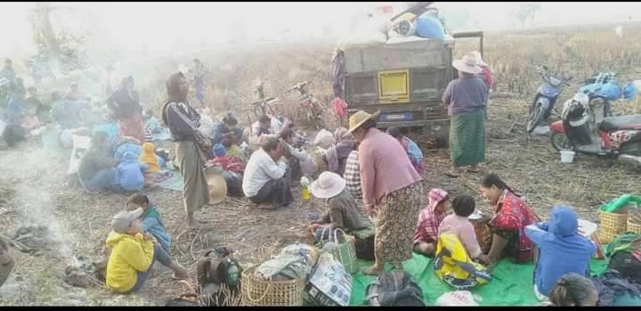 မီးရှို့ဖျက်ဆီးခံရသော လောင်းရှည်ကျေးရွာနှင့် လက်ပံလှ ကျေးရွာ မြင်ကွင်းနှင့် ထွက်ပြေးလာရသော ပြည်သူများအား တွေ့ရစဉ်၊ ဓာတ်ပုံ-ခင်ဦးမြို့နယ် သတင်းမှန်ပြန်ကြားရေး