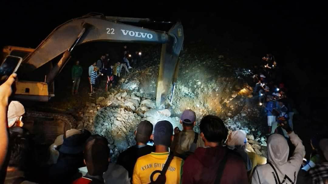 မြေစာပုံပြိုကျမှုကို ရှာဖွေကယ်ဆယ်ရေးလုပ်ဆောင်နေစဉ်၊ ဓာတ်ပုံ - CJ