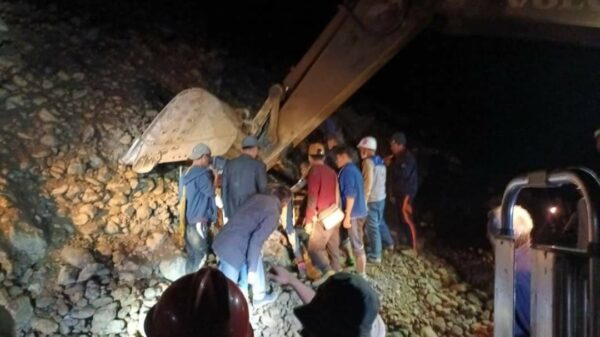 (​မြေစာပုံပြိုကျ၍ ​ပျောက်ဆုံး​နေသူများကိုရှာ​ဖွေကယ်ဆယ်​ရေးပြု​နေကြစဥ်။ ။ဓါတ်ပုံ-CJ)