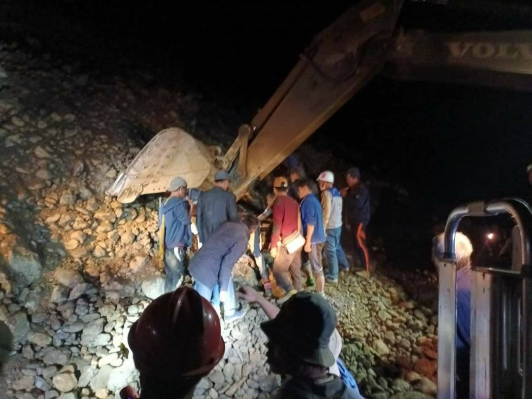 (​မြေစာပုံပြိုကျ၍ ​ပျောက်ဆုံး​နေသူများကိုရှာ​ဖွေကယ်ဆယ်​ရေးပြု​နေကြစဥ်။ ။ဓါတ်ပုံ-CJ)