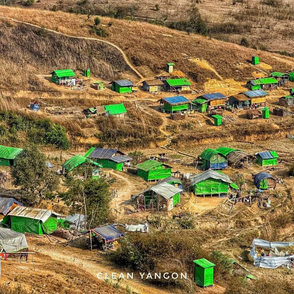 (ကရင်နီဒေသစစ်ဘေးရှောင်ပြည်သူများနှင့်၎င်းတို့နေထိုင်နေရသော ယာယီတဲအိမ်များ ဗုံးခိုကျင်များကိုတွေ့ရစဥ်။ဓာတ်ပုံ Clean Yangon ၊ ZATTZ )